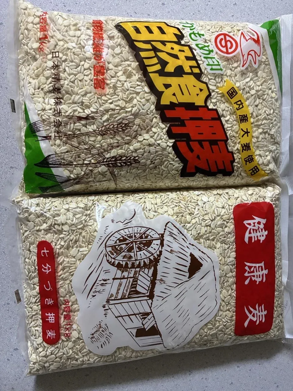日本精麦の押麦2袋を上下に並べた写真。
