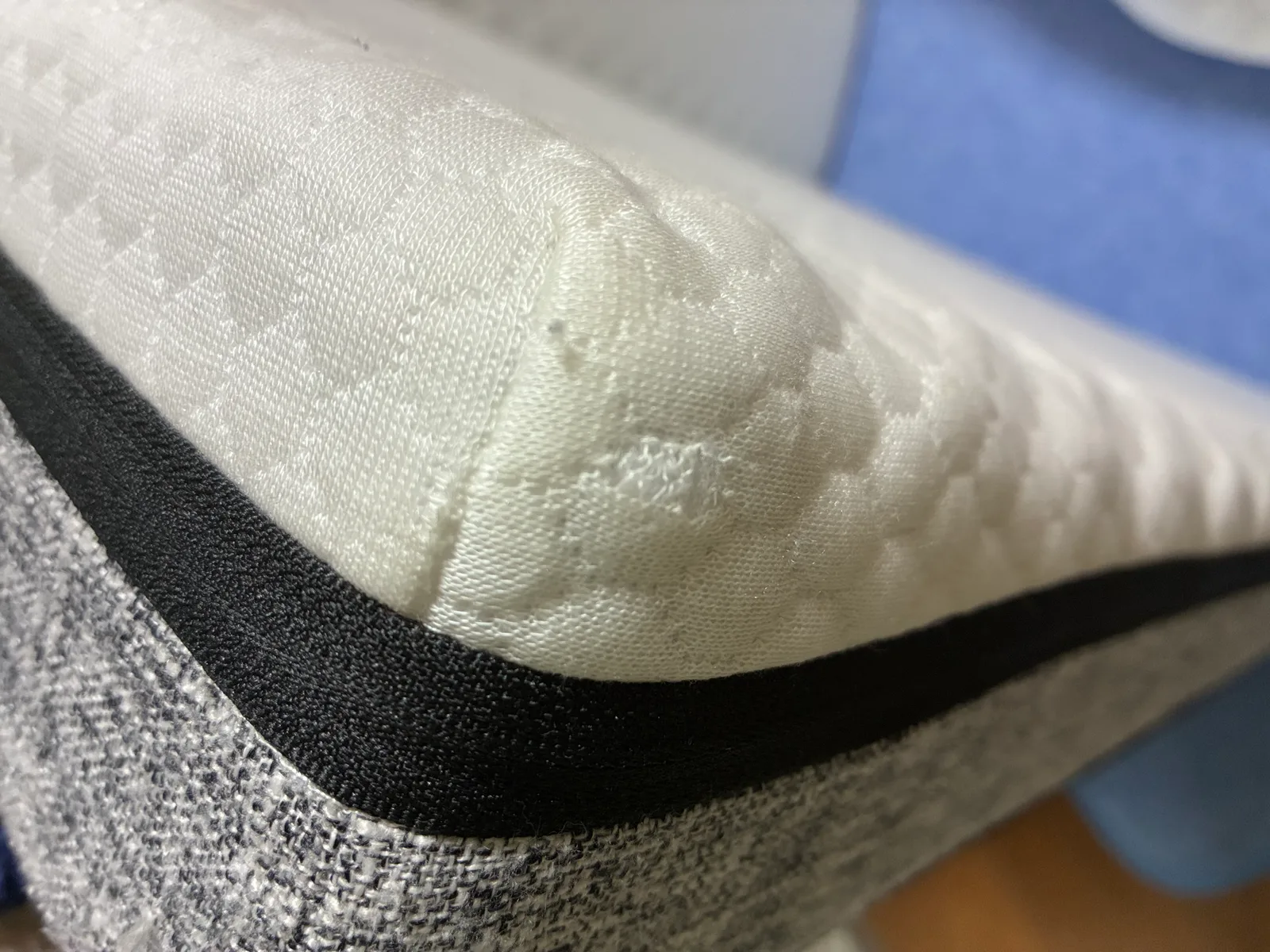 約5年9か月使用した純正カバーの毛玉と角の小さなほつれ。