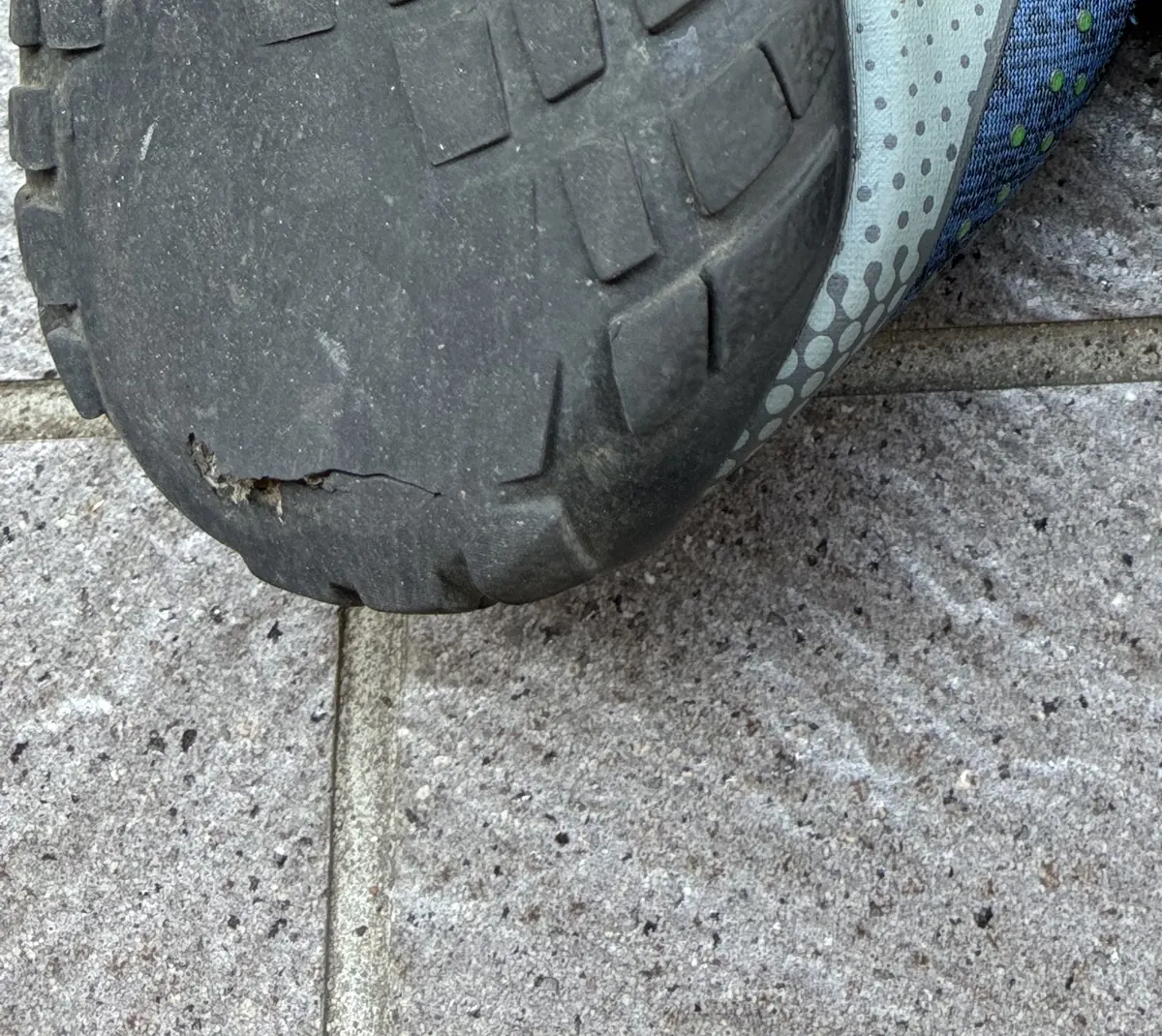 SAGUAROベアフットシューズの踵部分の穴。靴底が大きく摩耗し、一部が破れている。