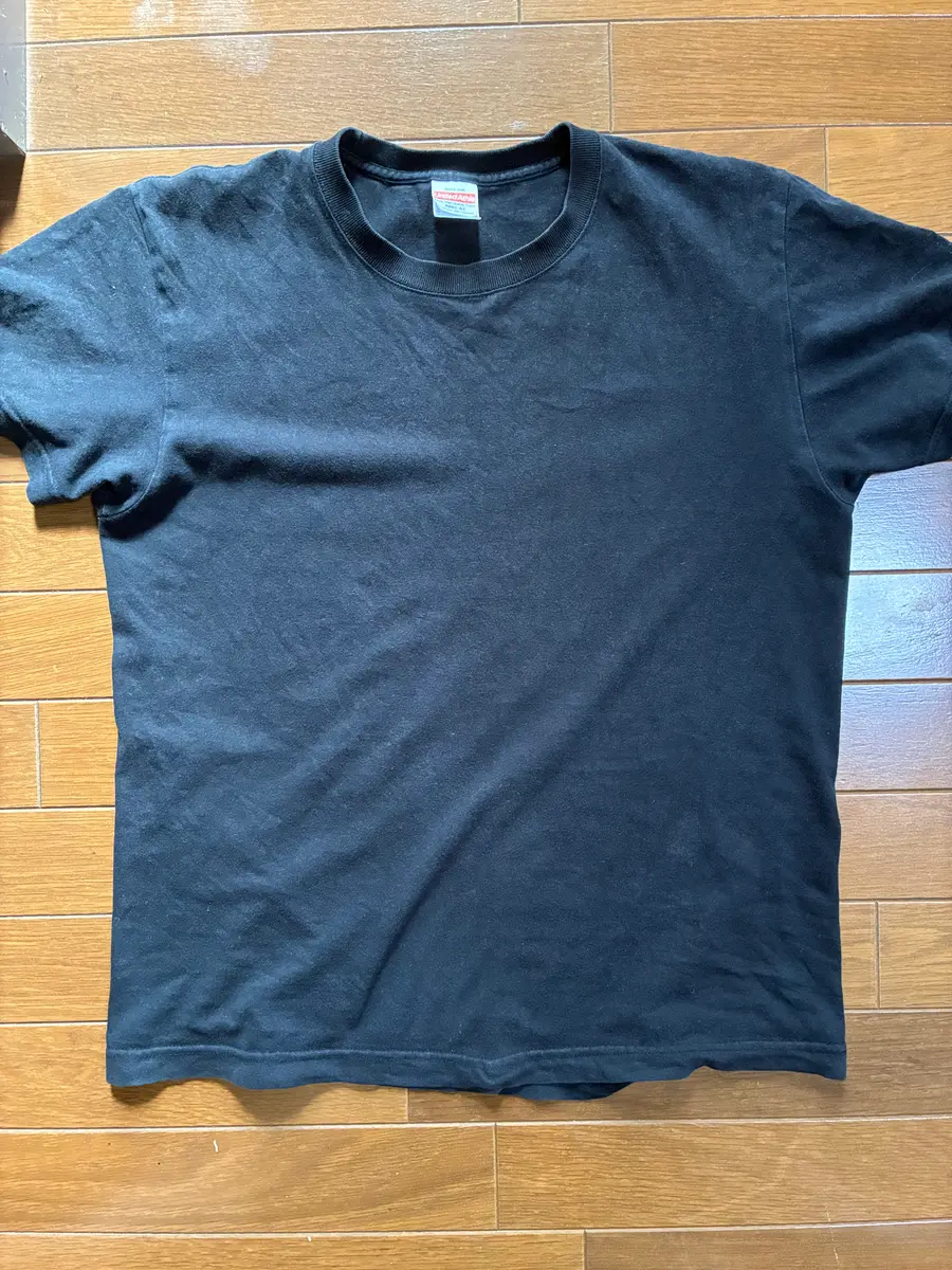 約5年8か月使用した黒いユナイテッドアスレ5001-01 Tシャツの全体。